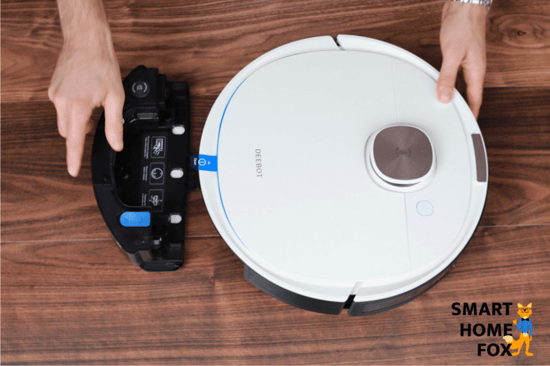 резервуар для воды Deebot OZMO T8 прикреплен к моющему роботу-пылесосу.